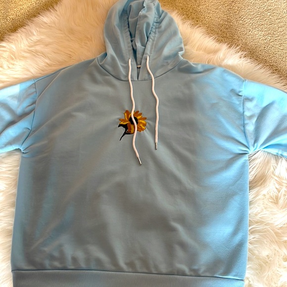 Womens size Medium sweatshirt - Picture 3 of 3